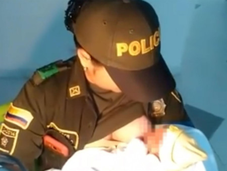 La agente de policía que decidió amamantar a un bebé abandonado y se ha hecho famosa en todo el mundo