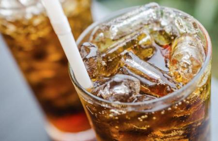 Las compañías de refrescos reducirán el contenido de azúcar de sus bebidas