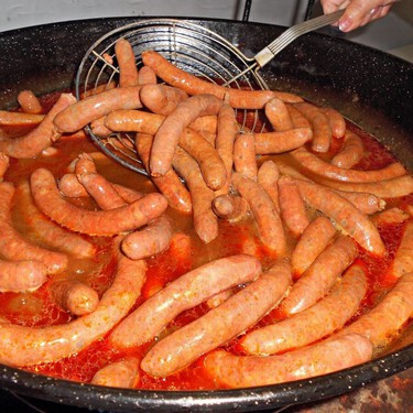 Desde hace más de un siglo, en este pueblo de Valladolid se celebra el día de Todos los Santos comiendo salchichas