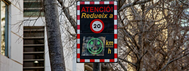 Los radares con emojis no multan, y son el arma de la DGT para no correr. Son tan pedagógicos que se multiplican