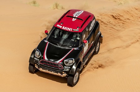 Con los 340 CV y 900 Nm de este MINI John Cooper Works, ¡quien no hace el Dakar es porque no quiere!