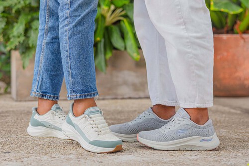 Cinco zapatillas Skechers cómodas y elegantes para llevar con pantalones de vestir al trabajo este otoño 2026 