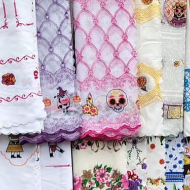 El local donde puedes conseguir cortinas baratas para tu hogar con diseños de Día de Muertos en el centro de CDMX