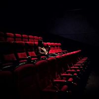 Spotify mató al disco y la industria pivotó a los conciertos. Netflix mató al cine y la industria se quedó con una "crisis del espacio"