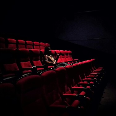 Spotify mató al disco y la industria pivotó a los conciertos. Netflix mató al cine y la industria se quedó con una "crisis del espacio"