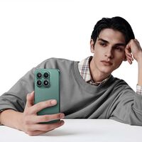 Celular gama alta con pequeña pantalla OLED y procesador Snapdragon. Sus tres cámaras toman excelentes fotos  