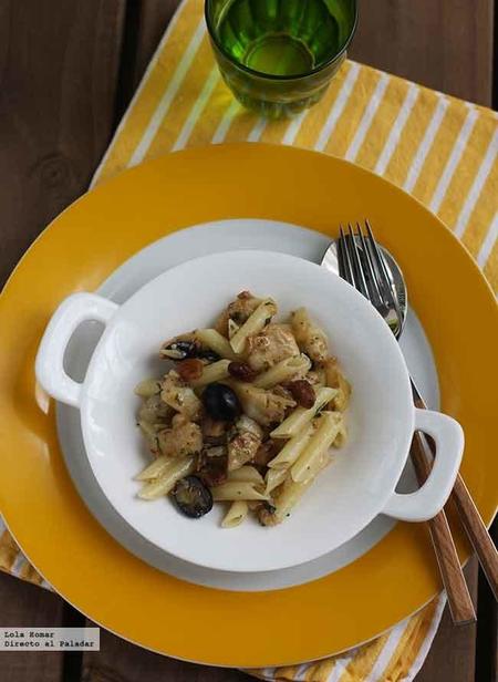 Macarrones con bacalao, aceitunas y pasas. receta