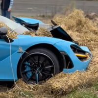 Carrera con extra de fail: un McLaren 720S pierde contra un SUV y acaba empotrado en una bala de paja