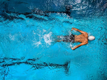 Aprovecha la piscina para quemar calorías este verano: tres entrenamientos que puedes poner en práctica