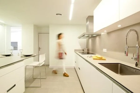 Compensar la ausencia de luz natural con colores claros en la cocina