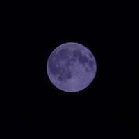 El origen de la "luna azul" es en realidad un error de traducción: cómo una "traición" acabó dando nombre al satélite 