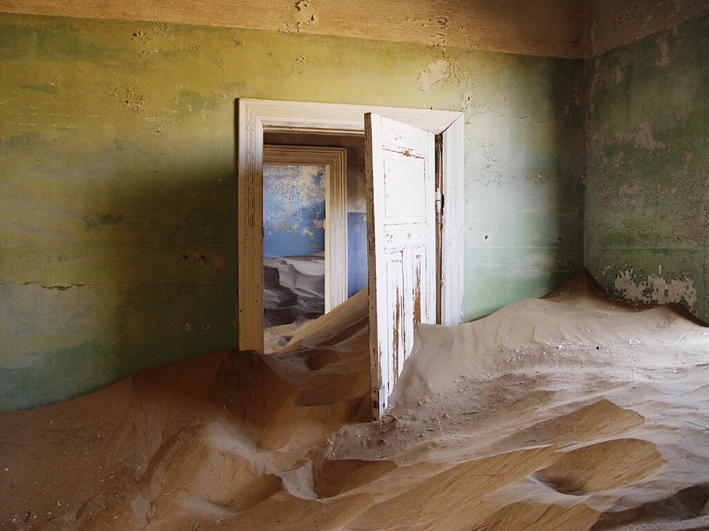 
En 1908, encontraron tantos diamantes que construyeron una ciudad alemana de lujo en el desierto. Cuando dejaron de aparecer, el desierto se cobró el alquiler 