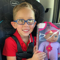 Una madre comparte las fotos de su hijo con la muñeca que pidió de regalo porque "quiere ser un gran padre"