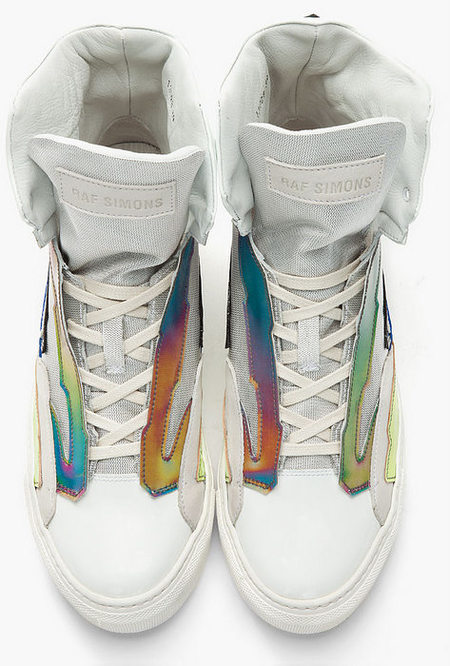 Raf Simons y las zapatillas holográficas. Lo último en deportivas.