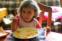 Recetas de verano para los peques: arroz con tomate y huevos