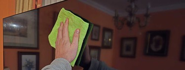 Esta es la guía definitiva para limpiar correctamente tu Smart TV OLED de Samsung y no cargártela en el intento