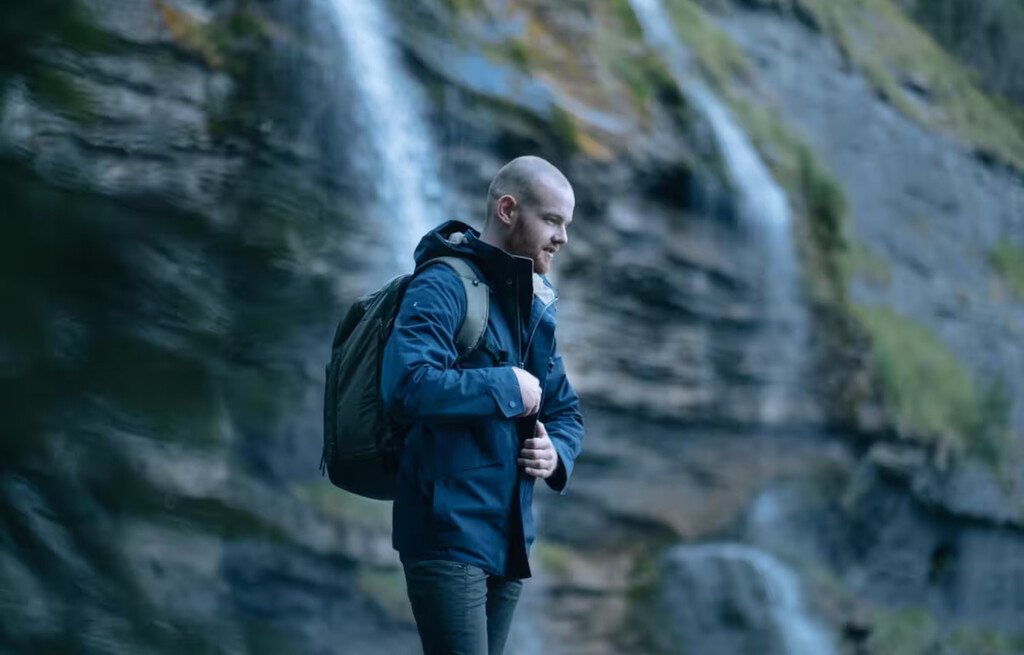 Decathlon liquida la chaqueta impermeable ideal para disfrutar del senderismo sin importar el clima 