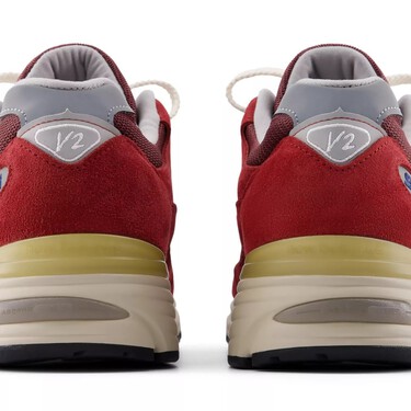 New Balance tiene las zapatillas color vino de aires vintage que sirven para la oficina y para los paseos bajo el sol del otoño 