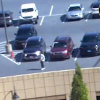 “Aparentemente tres condenas por robar coches no fueron suficientes”. Un ladrón se presenta en el juzgado a revisar su libertad condicional... en un coche robado