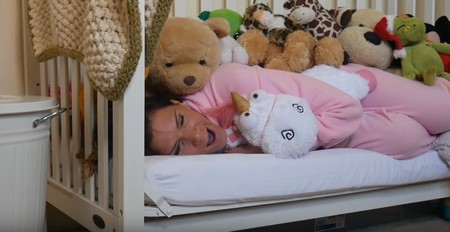 "Si los adultos actuaran como niños", la graciosa imitación de niños pequeños por una madre cansada