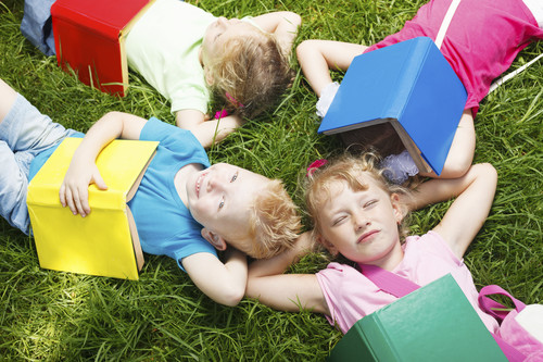 ¿Ya tenéis lecturas para las vacaciones? Los niños que dejan de leer en verano sufren un retraso en sus destrezas