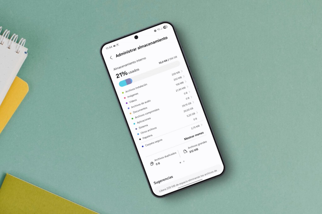"Otros” suele ser el gran devorador de espacio en el móvil: así puedes hacer limpia rápido y sin perder nada importante