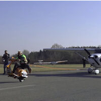 Una Vespa con una rueda remolcando a caballito una avioneta es el récord Guinness más loco que vas a ver hoy