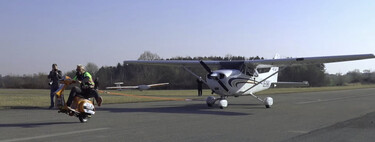 Una Vespa con una rueda remolcando a caballito una avioneta es el récord Guinness más loco que vas a ver hoy