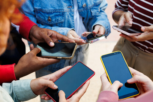 Adolescentes mexendo no celular. Créditos: 	Daniel de la Hoz/GettyImages