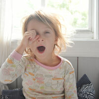 ¡Cómo cuesta despertarse! Así puedes ayudar a tu hijo a madrugar ante la vuelta al cole 