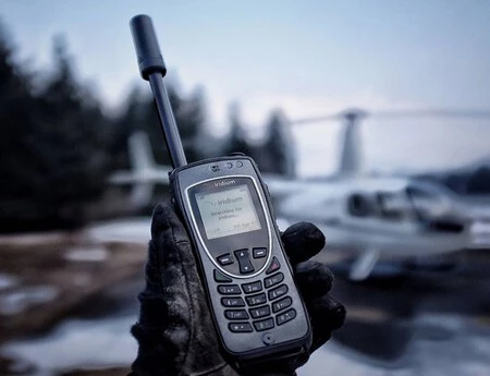 Iridium 9575A, el teléfono "indestructible" que usa Zelenski para comunicarse con EEUU de forma segura