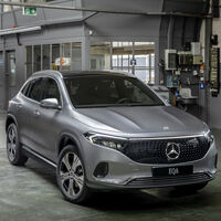 El coche eléctrico más barato de Mercedes ahora tiene más autonomía, pero cuesta 9.000 euros más que un Tesla Model Y
