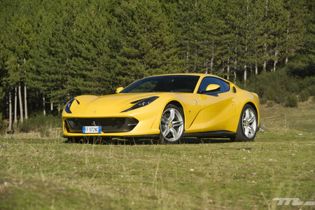 Ferrari 812 Superfast delantera lateral
