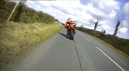 Michael Dunlop persigue a Ryan Farquhar en el Tandragee 100