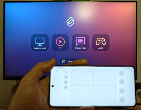 Motorola Signature conectado a un monitor por USB C. La pantalla del móvil se convierte en touchpad