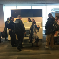 Una madre asegura que fue expulsada de un avión sin recibir explicaciones por querer amamantar a su hijo