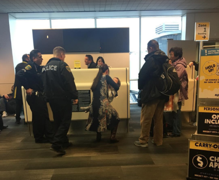 Una madre asegura que fue expulsada de un avión sin recibir explicaciones por querer amamantar a su hijo