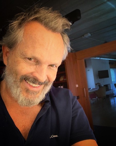 Miguel Bosé traiciona sus principios de conspiranoia: no va a la manifa y le cazan con mascarilla en boca