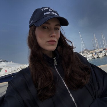 H&M vende la chaqueta con vibes de sudadera más elegante en color azul marino que hace match con los pantalones de vestir