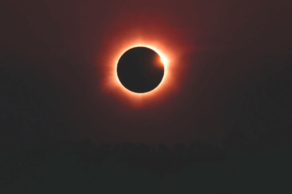 Soy fotógrafo y este es el equipo que no faltará en mi mochila el día del eclipse: filtros ND, trípode, teleobjetivo, disparador y más