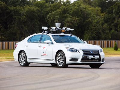 ¿Un coche con dos volantes? Este es el último invento del coche autónomo