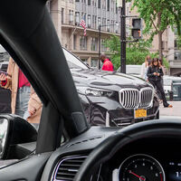 No son imaginaciones tuyas: los coches nuevos cada vez son más grandes, y empieza a ser un grave problema para las motos