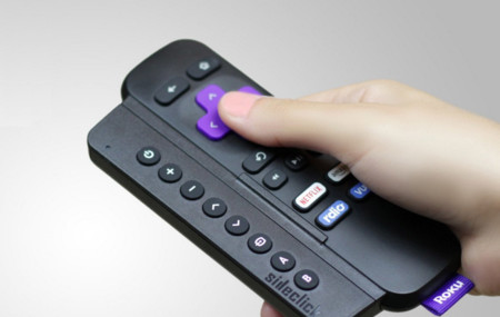 Con este accesorio de SideClick podrás manejar con una sola mano dos mandos a distancia distintos