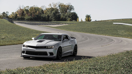 Muscle Duel: 2014 Camaro Z/28 contra 2012 Mustang Boss 302 Laguna Seca