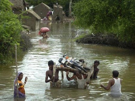 Cruzando el río en Pakistán