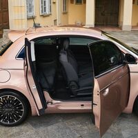 Fiat 500 3+1: el compacto eléctrico italiano estrena una curiosa configuración con media puerta lateral