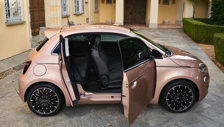 Fiat 500 3+1: el compacto eléctrico italiano estrena una curiosa configuración con media puerta lateral