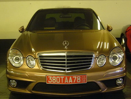 Mercedes E63 AMG dorado