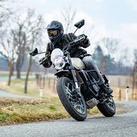 La Brixton Crossfire 500 XC se viste de scrambler para el carnet A2, con los mismos 47 CV