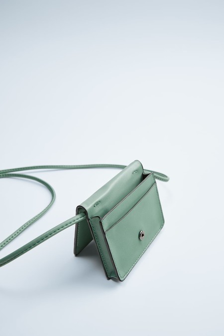 Siete Futuristas Y Modernos Bolsos Que Complementaran Tu Look Al Salir A La Calle